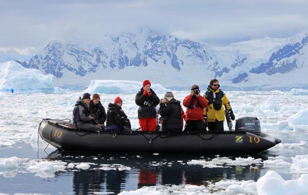 Viatge a l'Antàrtida: Camp Base